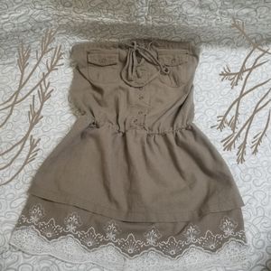 Country girls! Brown and white lace dress 🐎🌾🌸